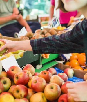 personne qui achète fruits et legumes