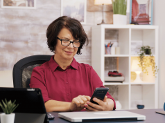 une femme derriere un bureau avec une tablette