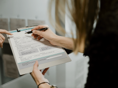 une femme remplit un formulaire