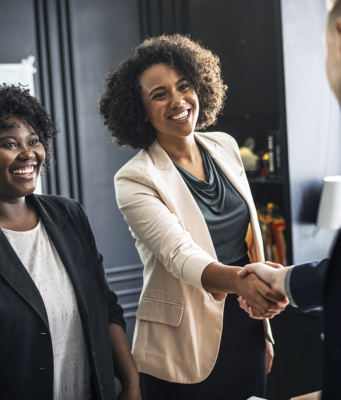 Création ou reprise d’entreprise : comment obtenir un prêt pour financer votre projet ? personnes qui se serrent la main